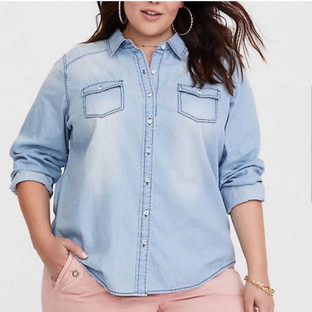Torrid size 4 Taylor Medium Wash Denim Button-Down Shirt
